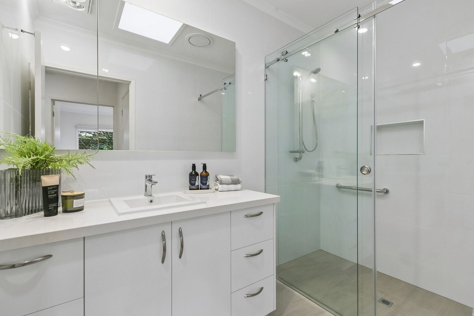 Beautifully refurbished 2-bed plus study villa