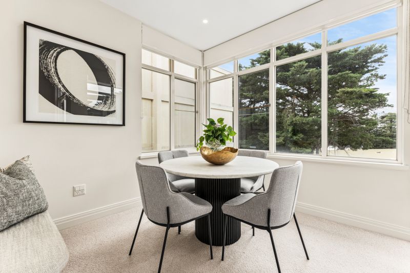 Stylish west-facing two-bedroom apartment!