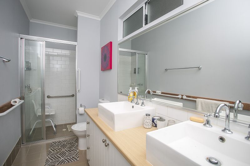 Light filled 2-bedroom home with outdoor entertaining deck