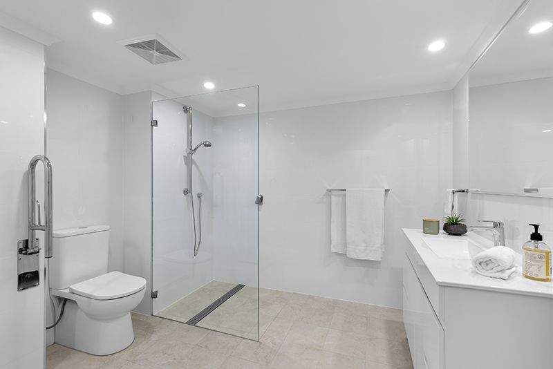 Beautifully renovated 2-bedroom ground floor unit with large courtyard