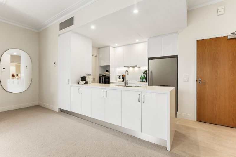 Stylish west-facing two-bedroom apartment!