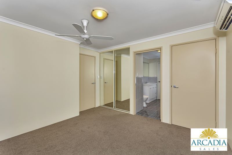 ARCADIA WATERS MADDINGTON - Solid Timber Floors & Feature Kitchen