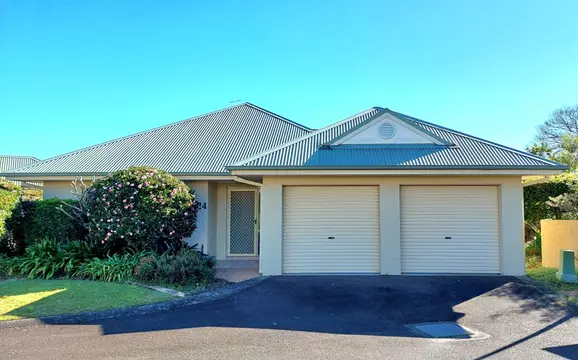 Spacious Light-filled 3 Bedroom Home with Double Garage - Home 24 Sovereign