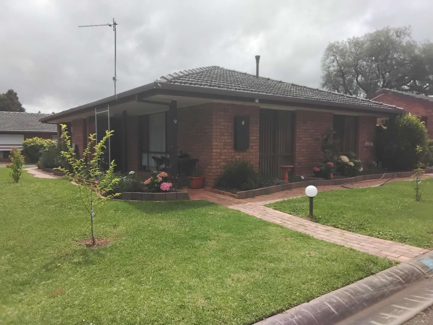 Lovely room in 2 bedroom unit