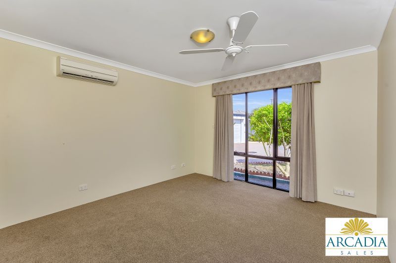 ARCADIA WATERS MADDINGTON - Solid Timber Floors & Feature Kitchen