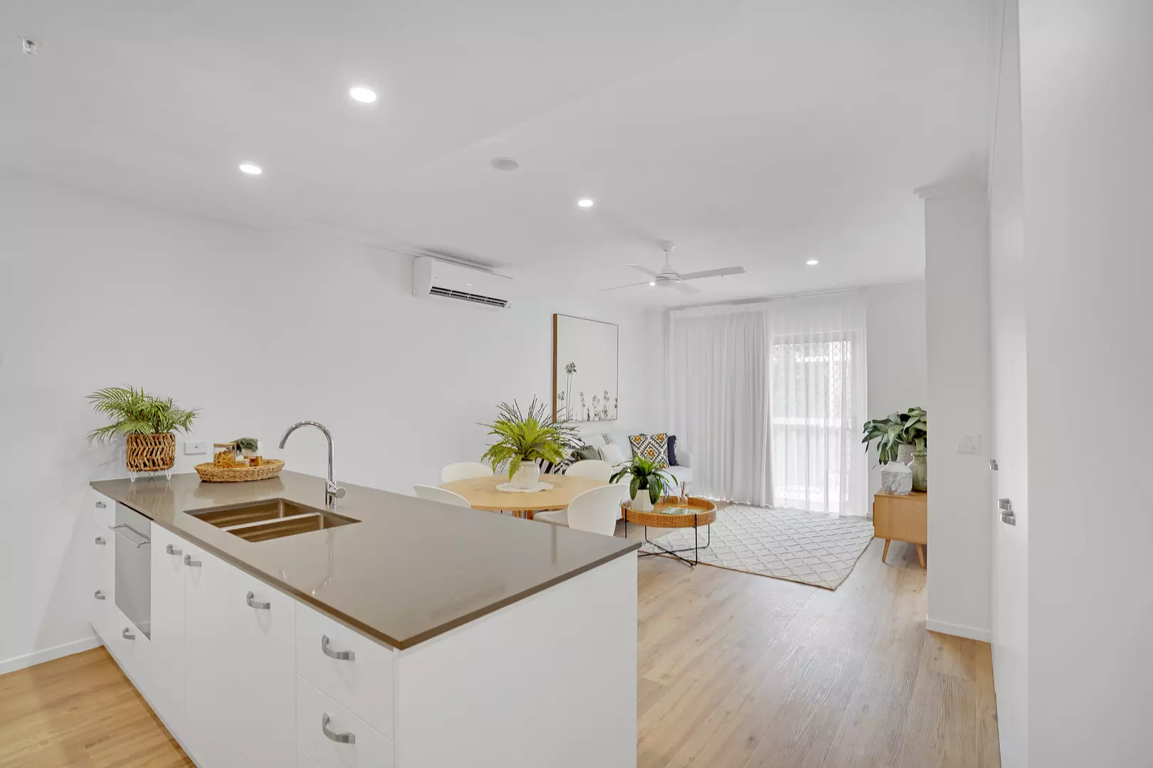 Elegant & spacious one-bedroom, poolside apartment