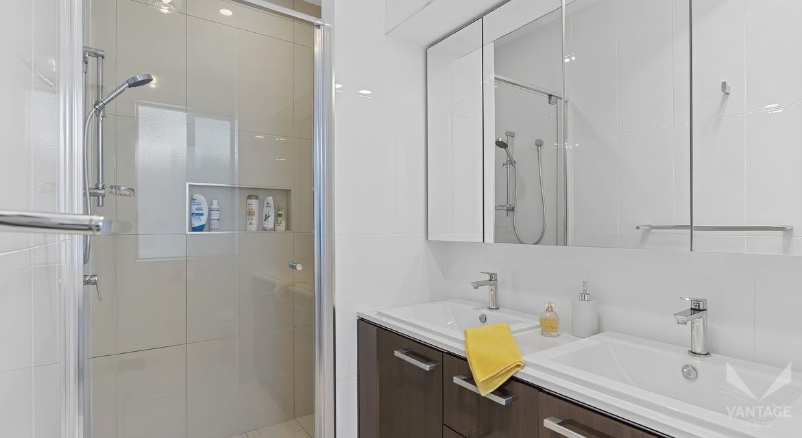 Immaculate 2 bed + study on corner lot