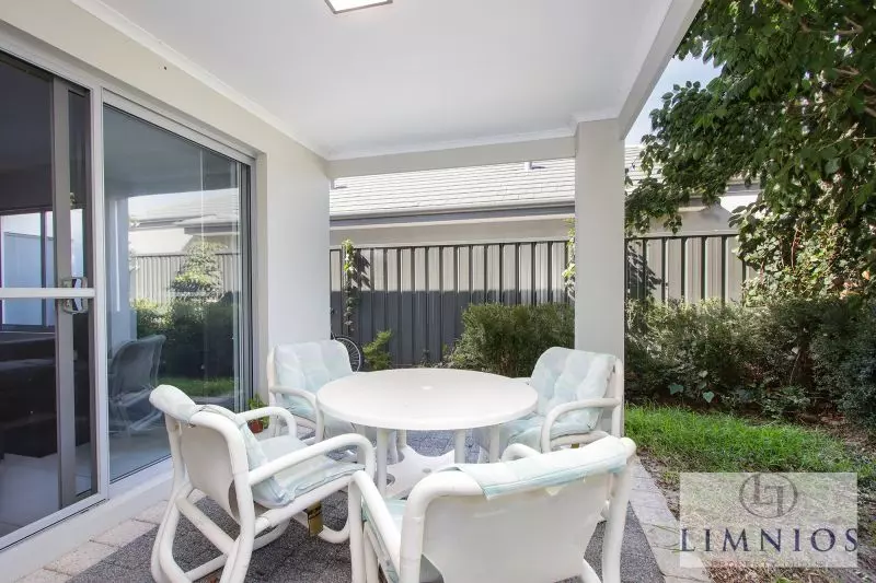 Street Front Stunner !