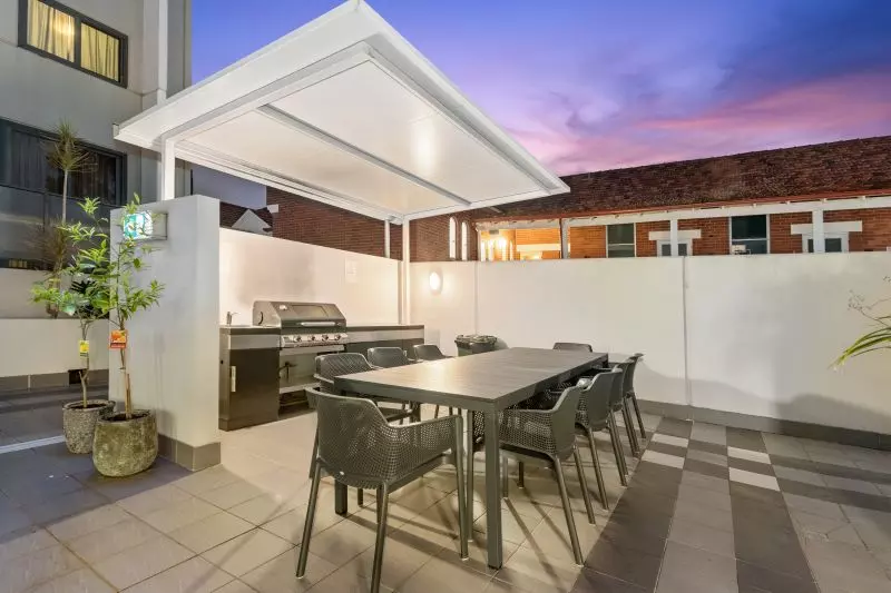Top Floor Apartment With Spectacular Views!