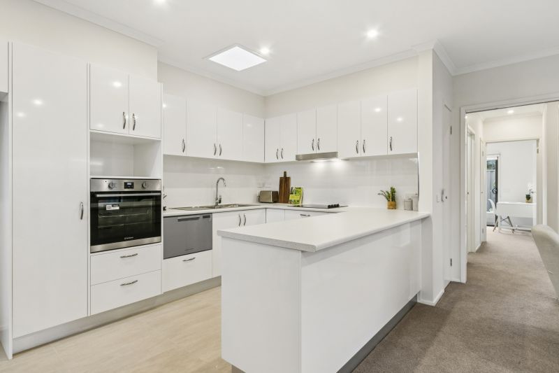 Newly refurbished 2-bed unit with open-plan kitchen