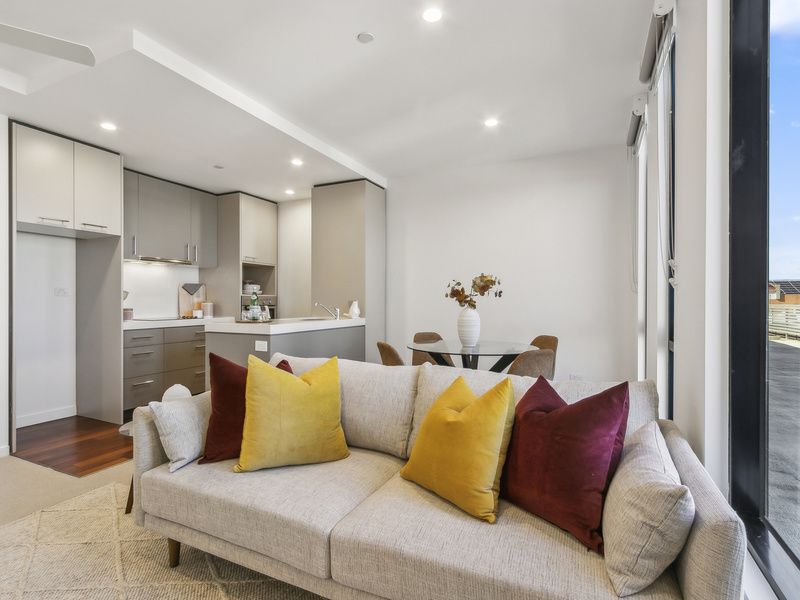 Bright and Stylish Apartment with Balcony Views