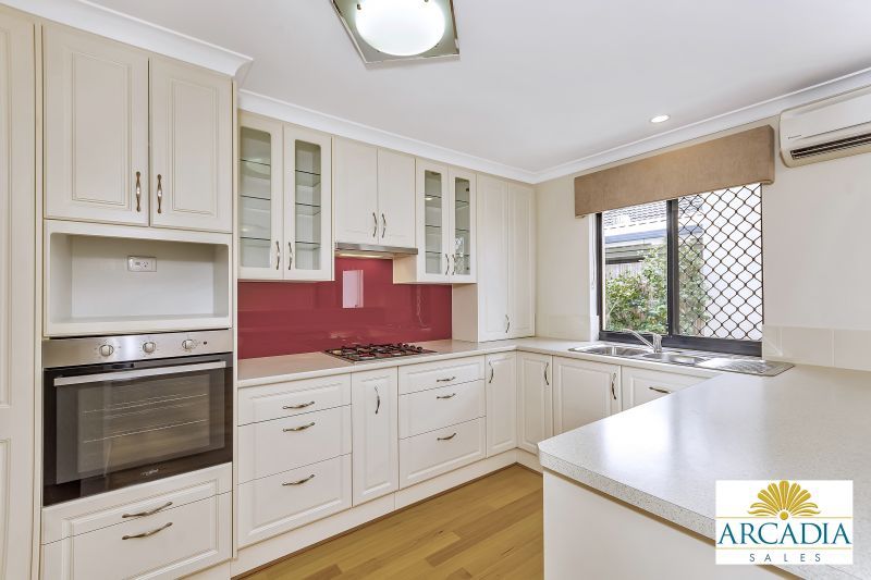 ARCADIA WATERS MADDINGTON - Solid Timber Floors & Feature Kitchen