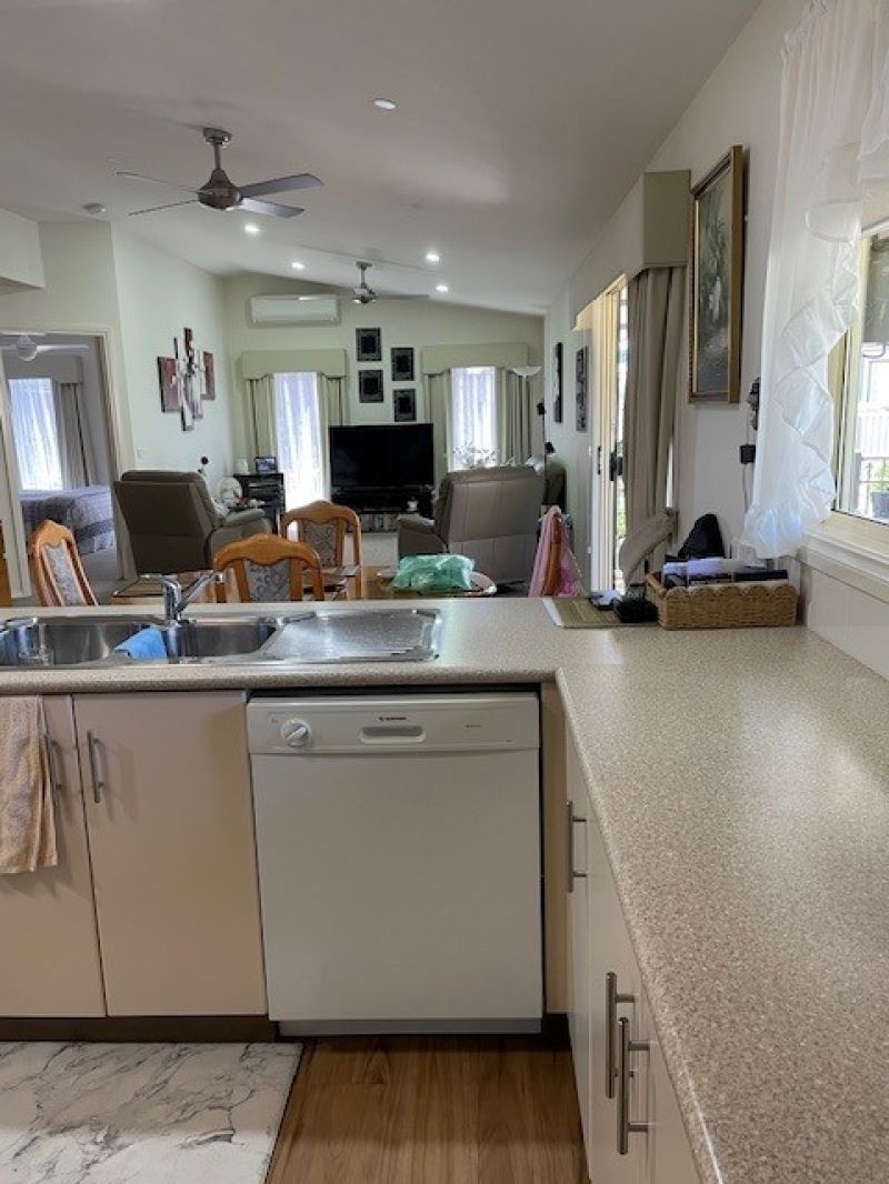 Quiet Court Location, just move in!