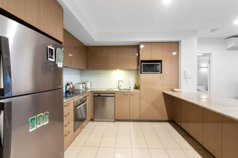 Top Floor Apartment With Spectacular Views!