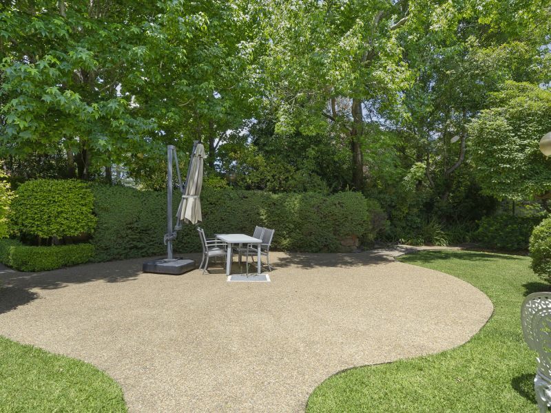 Light & bright one-bedroom apartment with services