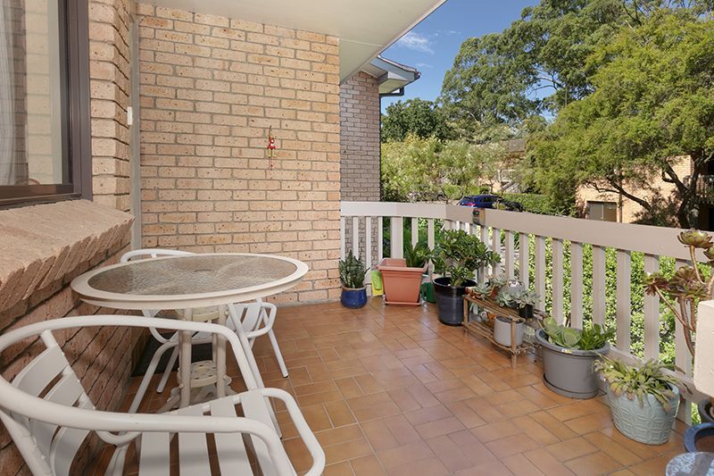 Well presented sun-filled unit overlooking leafy green gardens