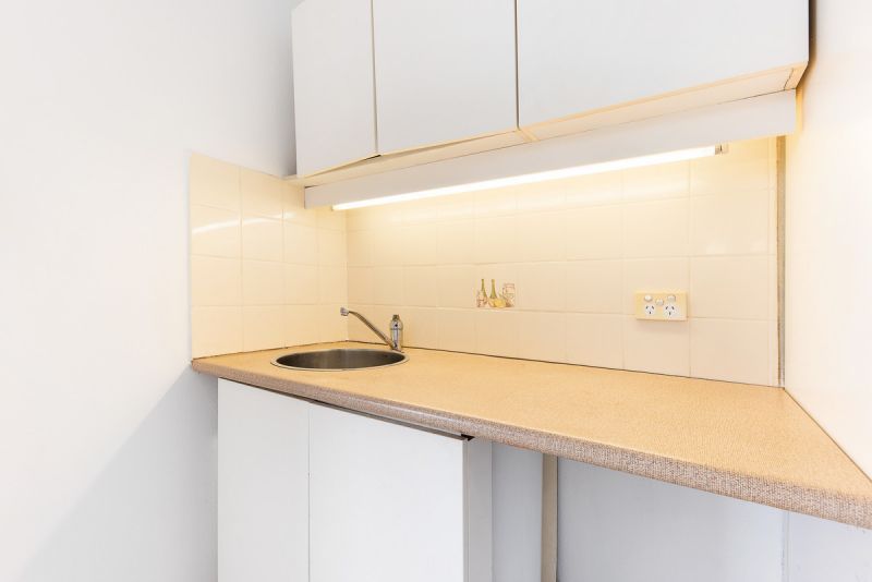 STUDIO APARTMENT - $1M views for a third of the price