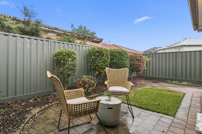 Newly refurbished 2-bed unit with open-plan kitchen
