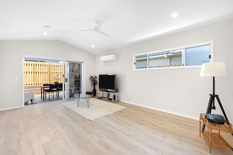 Practically new! Stones throw to community facilities!