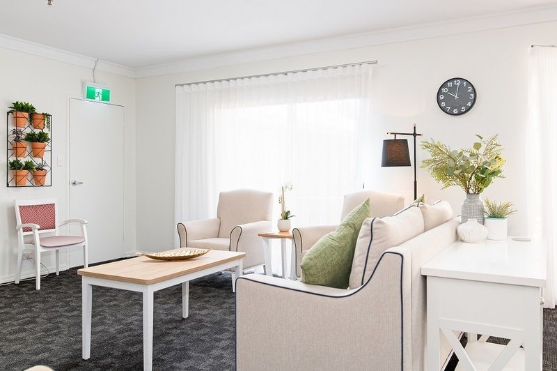 Lovely, bright apartment with entry to courtyard