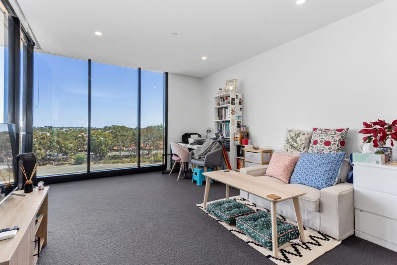 Contemporary and Stylish Living, Central Location!