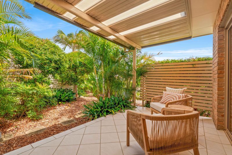 Spacious villa with double lock up garage