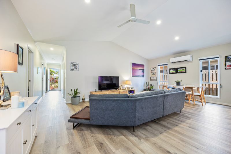 Attention Garden Lovers... Stylish Alfresco Living Awaits!