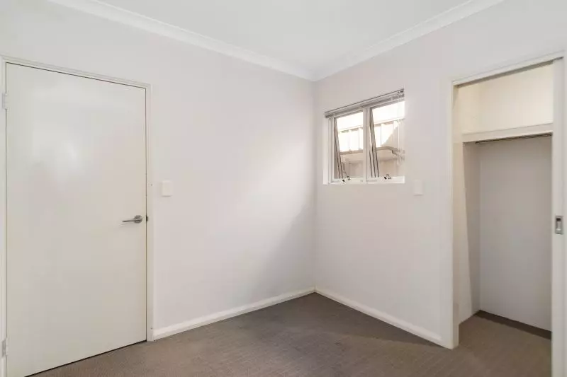 Ticking All Boxes: Location, Modern, Spacious & NO STRATA