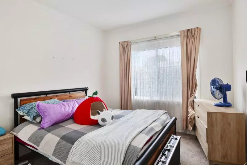 Charming Cottage with Sunlit Spaces