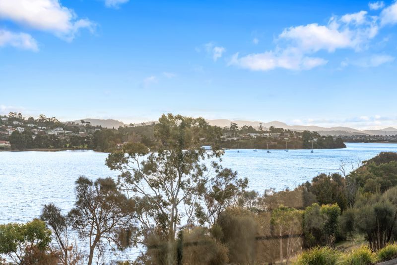 Large two-bed villa with views of Bilton Bay