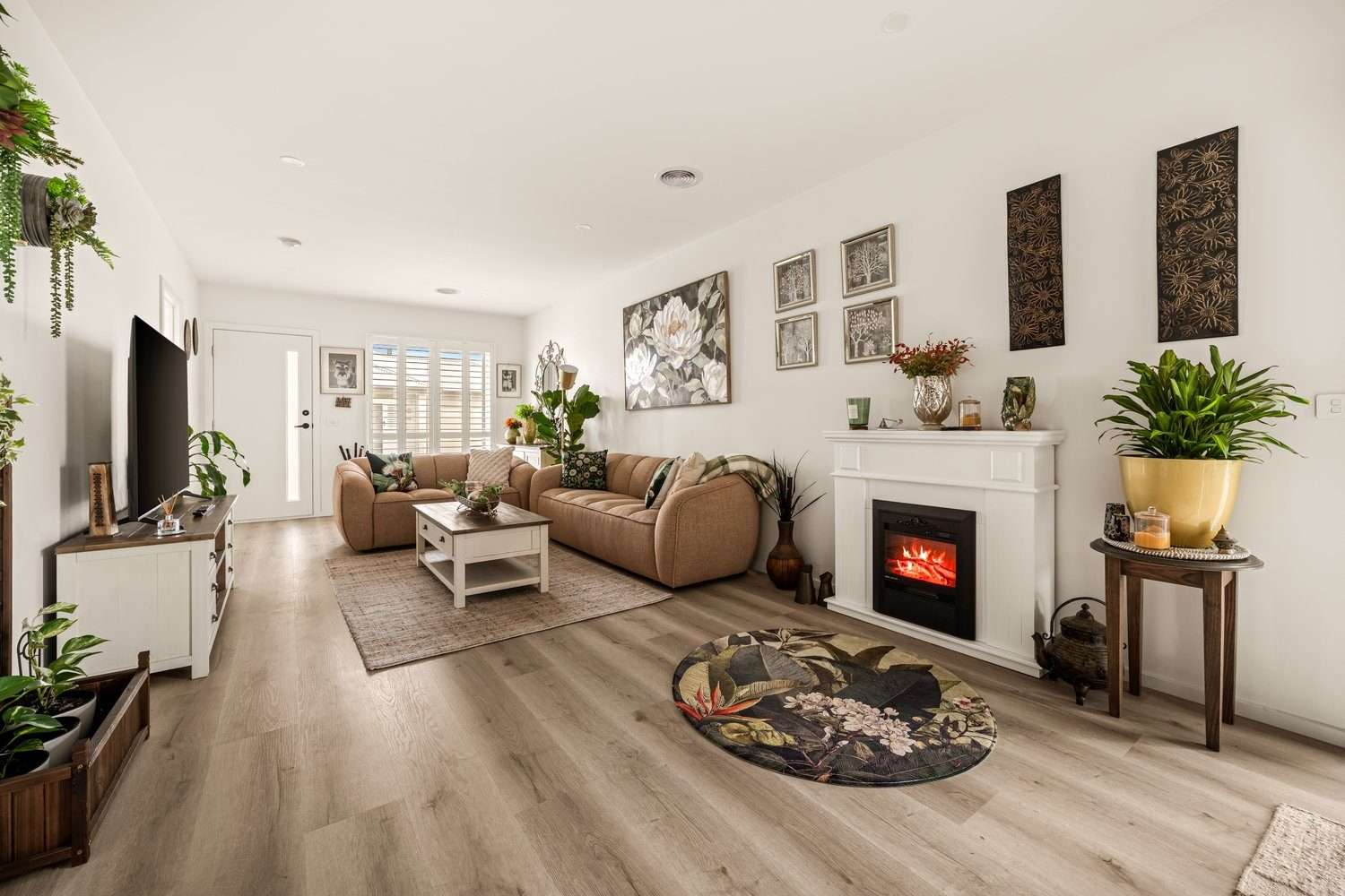 Lifestyle Communities Riverfield - Step inside this fresh, modern & immaculate home