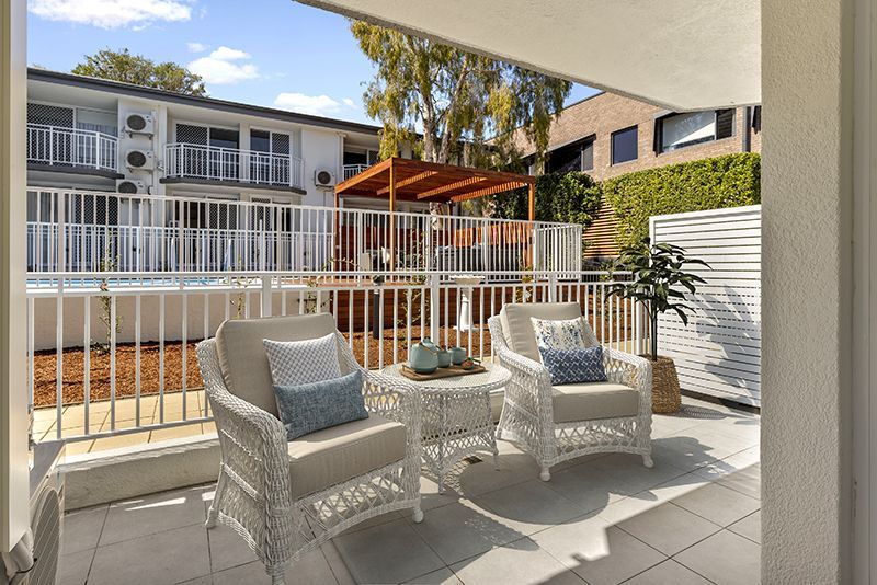 Beautifully renovated one bedroom serviced apartment with separate bedroom and ensuite plus kitchenette and terrace next to the pool area.