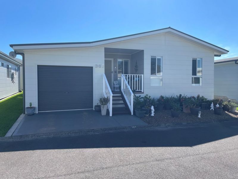 IMMACULATE 2-BEDROOM