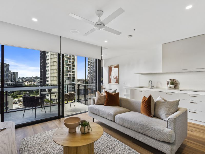 Seamless and light-filled one-bedroom apartment
