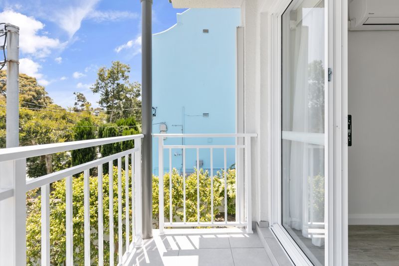 Gorgeous 1 bedroom unit with large open plan living/kitchen area.