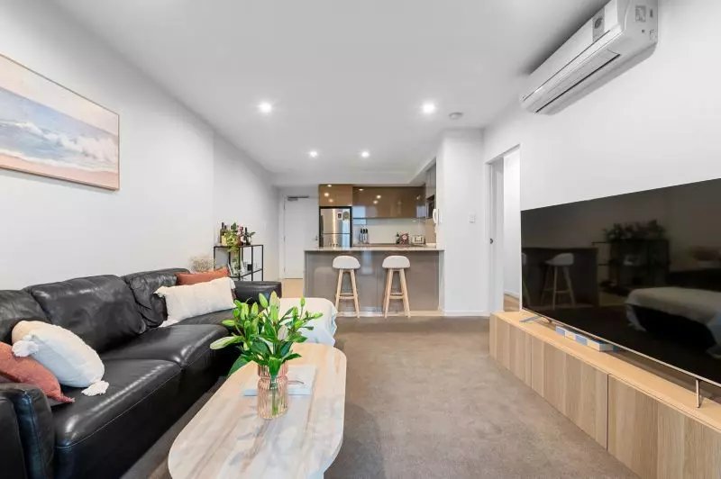 Top Floor Apartment With Spectacular Views!