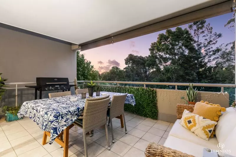 Oversize apartment with park views!