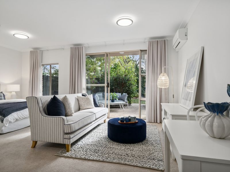 Light-filled apartment with a verdant view