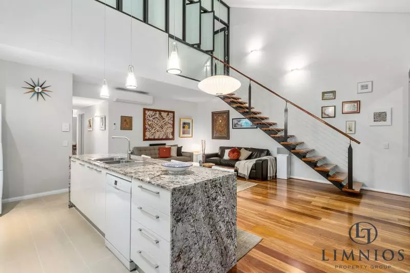 Warehouse Terrace Style Apartment With 3 Bedrooms Plus a Study!!