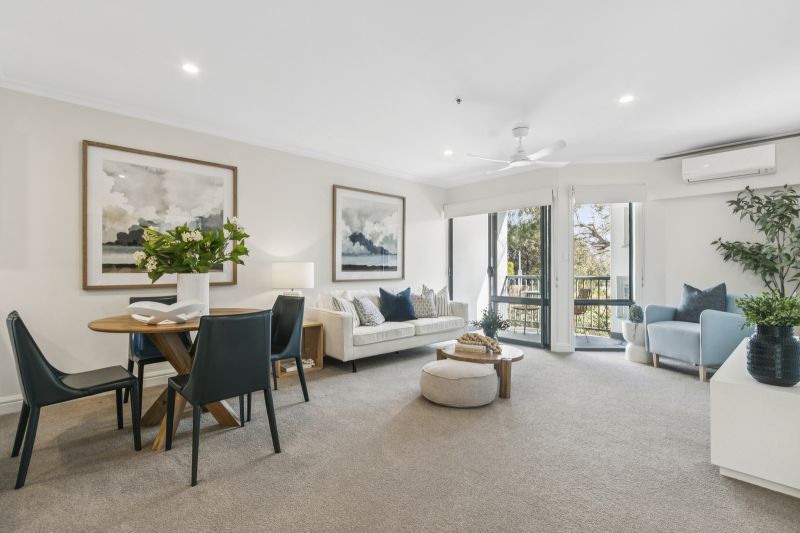 Gum tree and playing fields view - bright & spacious one-bedroom apartment