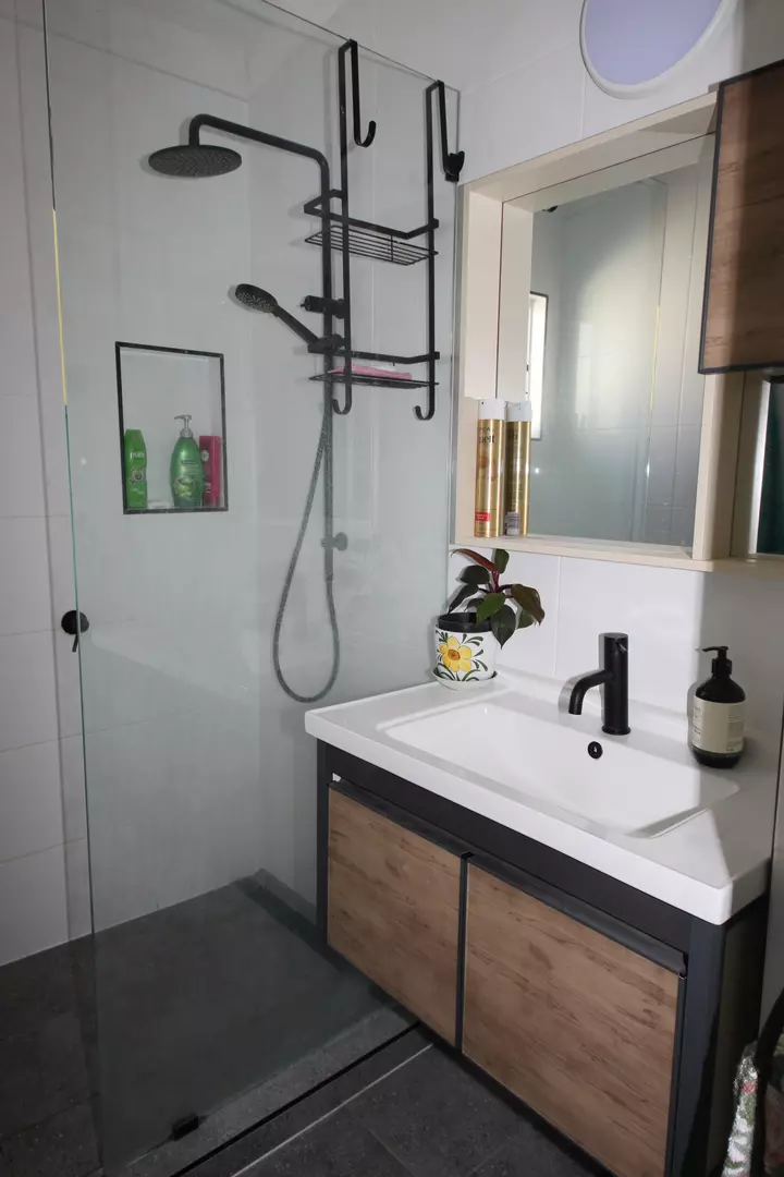 Large 2 Bedroom Overlooking the pool