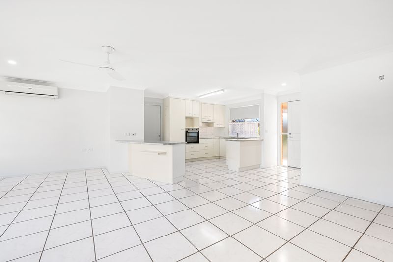 Sunlit Corner Unit with Extra Living Space in Quiet Cul-de-sac