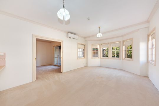 PREMIER,  SPACIOUS ONE BEDROOM APARTMENT