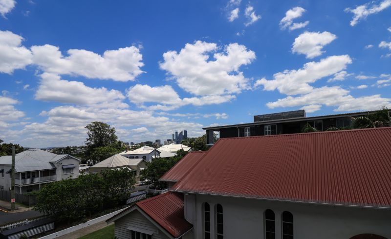 Discover the perfect blend of style and convenience in this beautiful apartment located in the heart of the Gabba