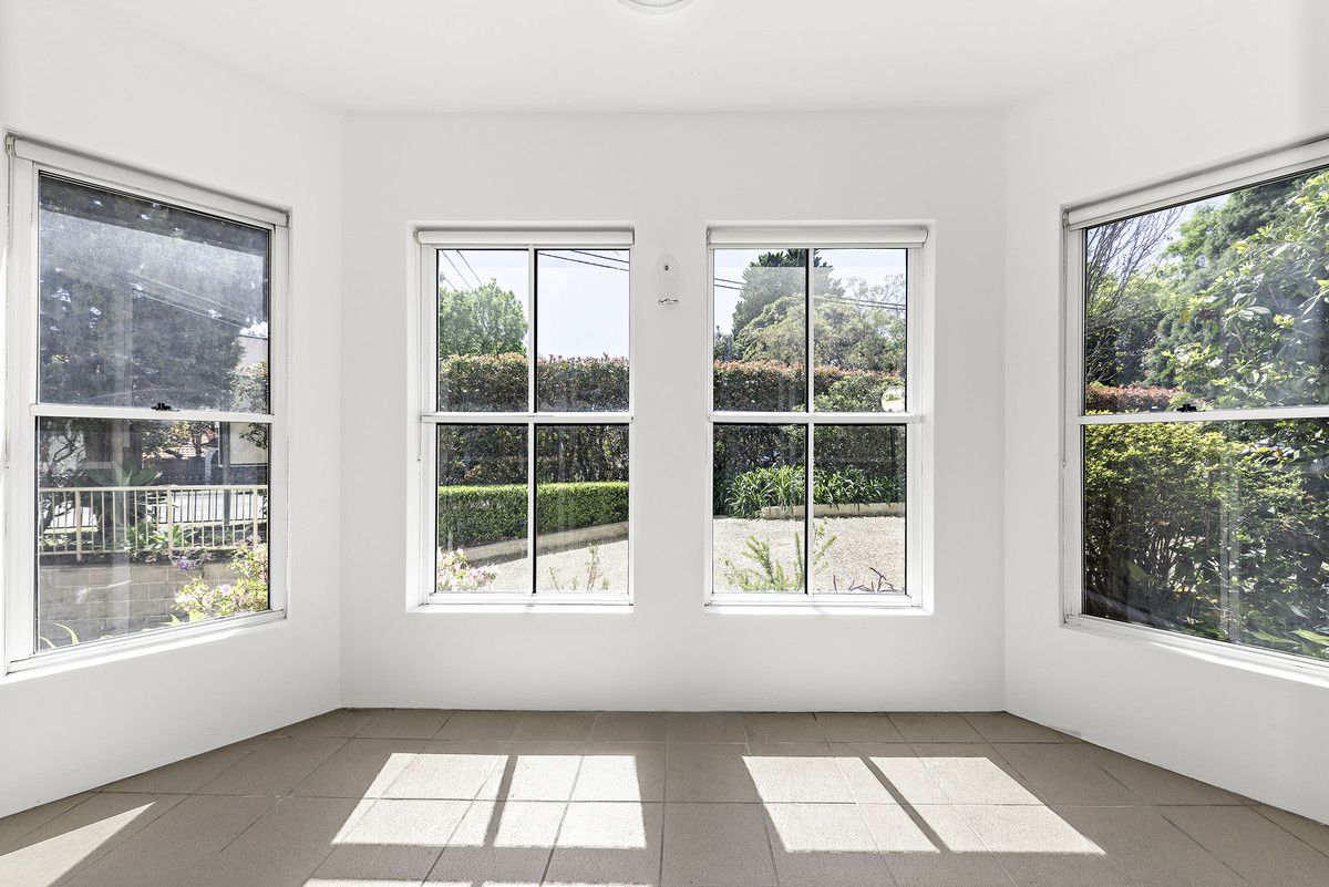 BEAUTIFULLY RENOVATED, MODERN THROUGHOUT