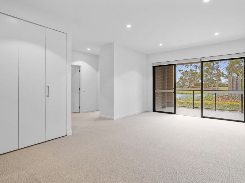 Light-filled ground floor apartment with lagoon views!