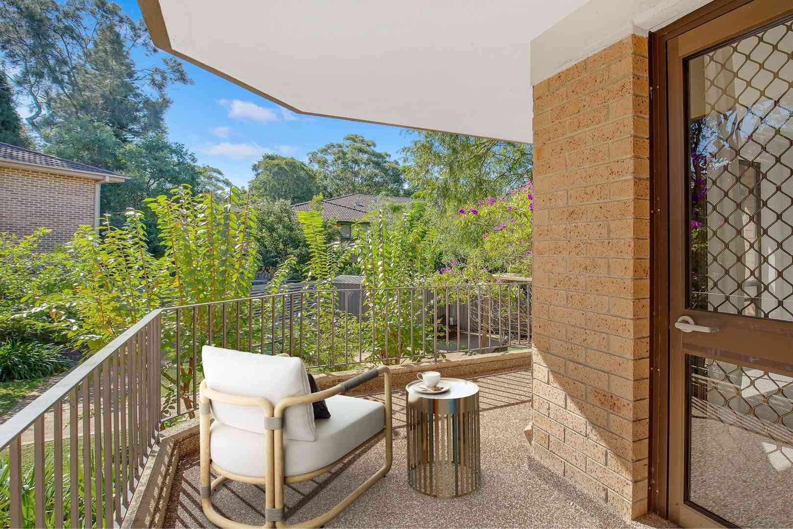 Bright and cosy 1-bedroom with treetop outlook
