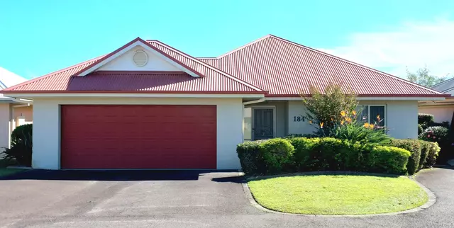 Spacious 3 Bedroom Home with Lake View - Home 184 Sovereign