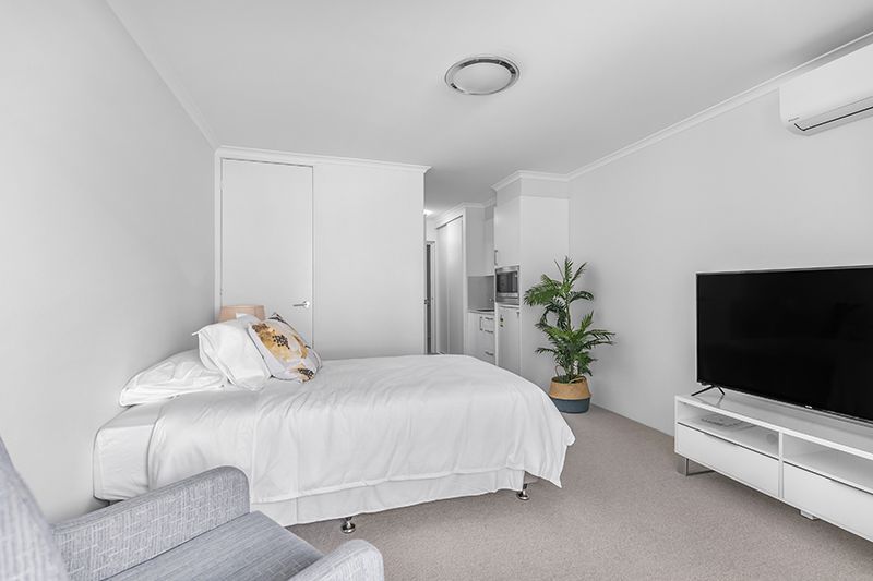 Fully refurbished studio apartment with chef-prepared meals and cleaning included.