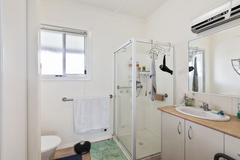 Charming Cottage with Sunlit Spaces